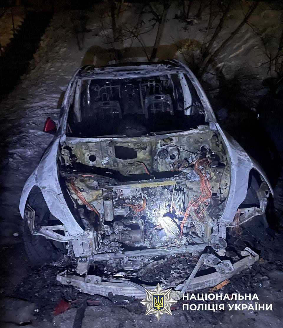 В Киеве задержали двух подростков, подозреваемых в поджоге Tesla по заказу врага