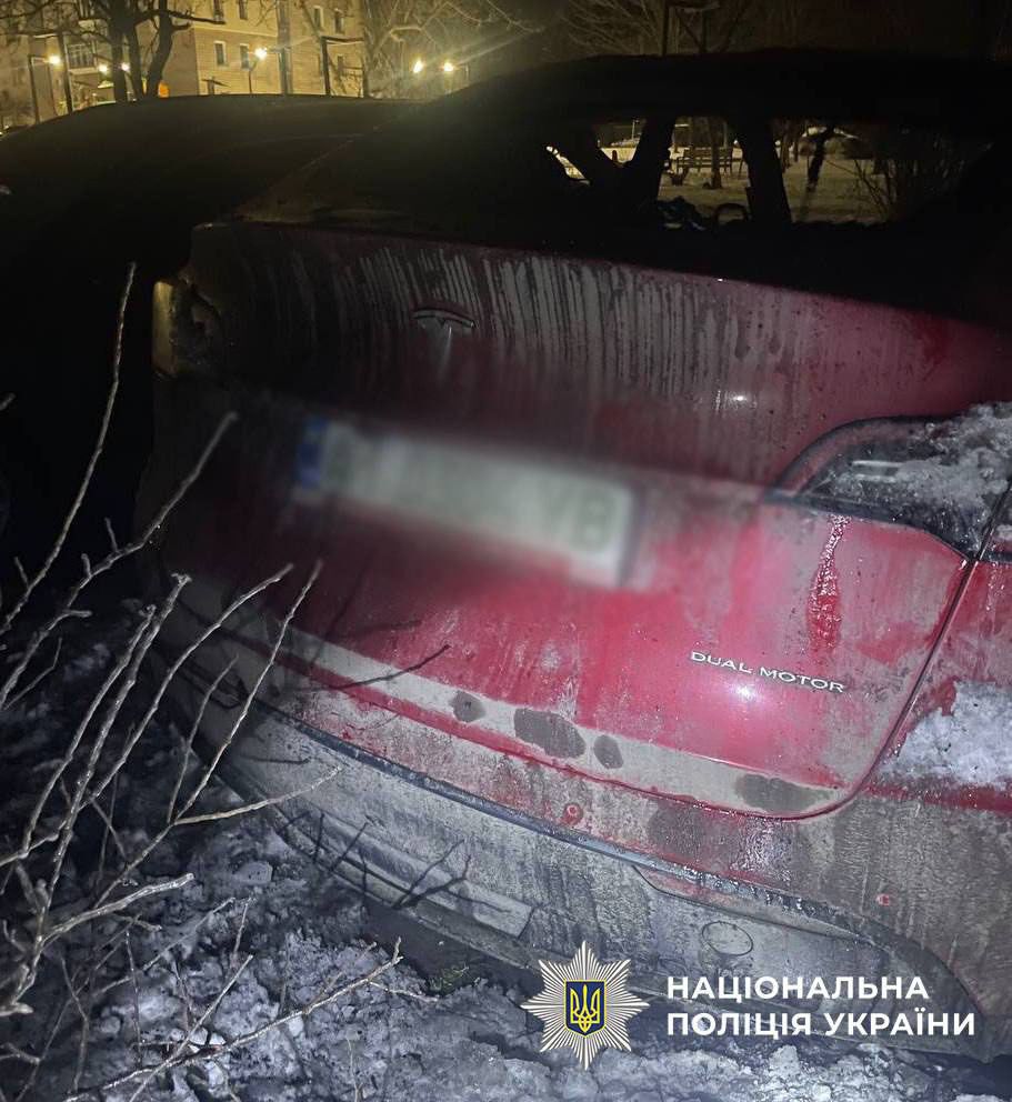 В Киеве задержали двух подростков, подозреваемых в поджоге Tesla по заказу врага