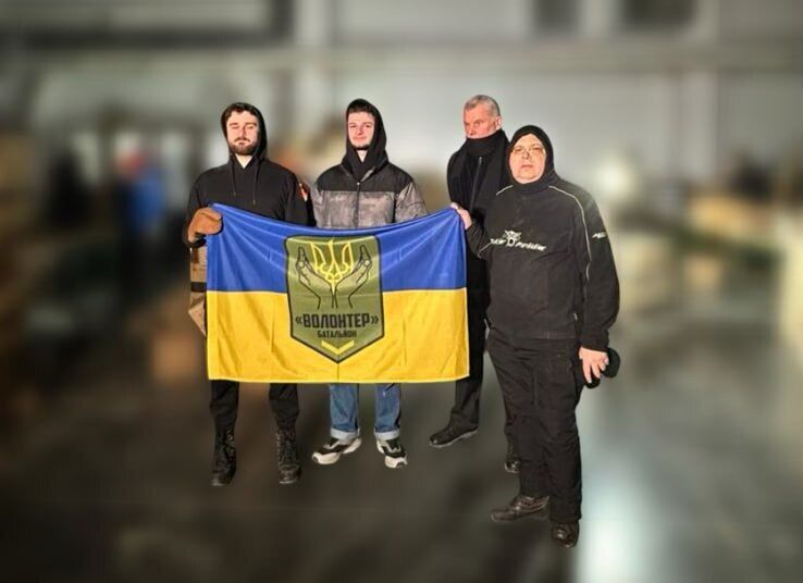Волонтери та благодійники під час роздачі гуманітарної допомоги мешканцям району Києва, який потерпає від тривалих блекаутів