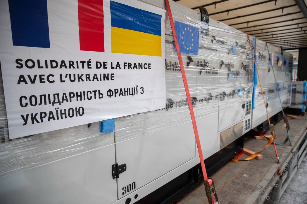 Київ посилює енергостійкість: Франція передала столиці 30 потужних генераторів