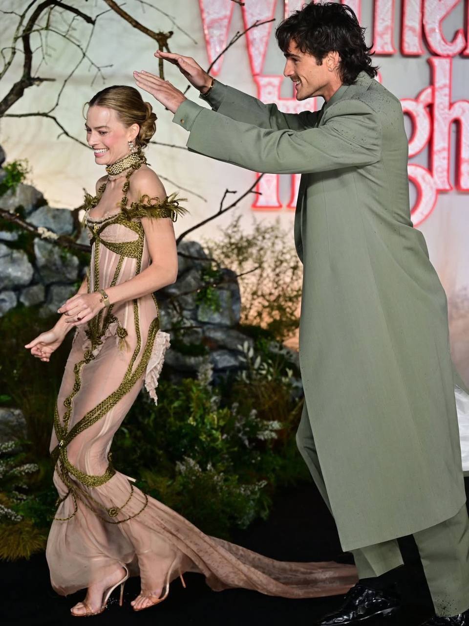 Марго Роббі з'явилася на лондонській прем'єрі фільму ''Грозовий перевал'' у прозорій сукні