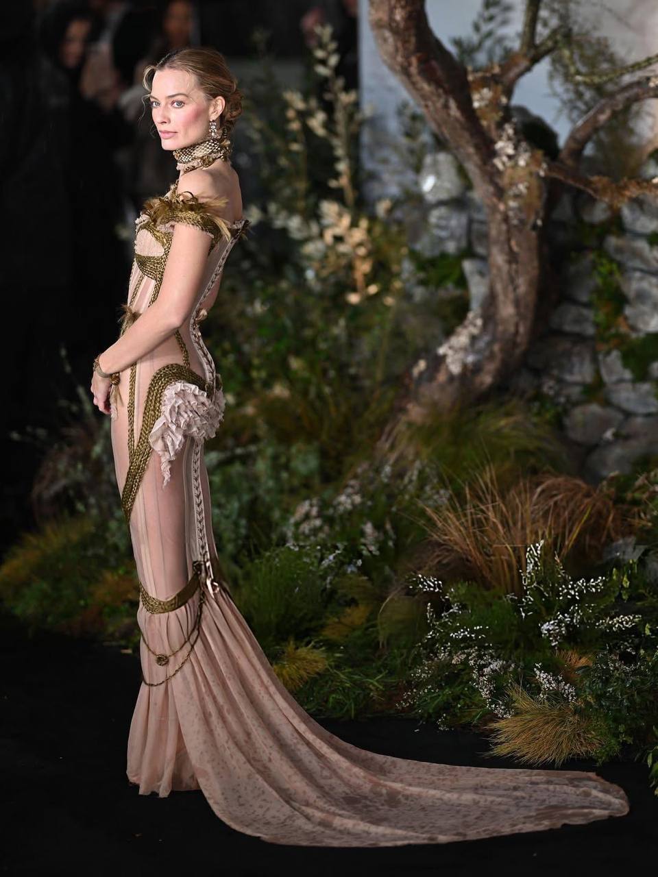 Марго Роббі з'явилася на лондонській прем'єрі фільму ''Грозовий перевал'' у прозорій сукні