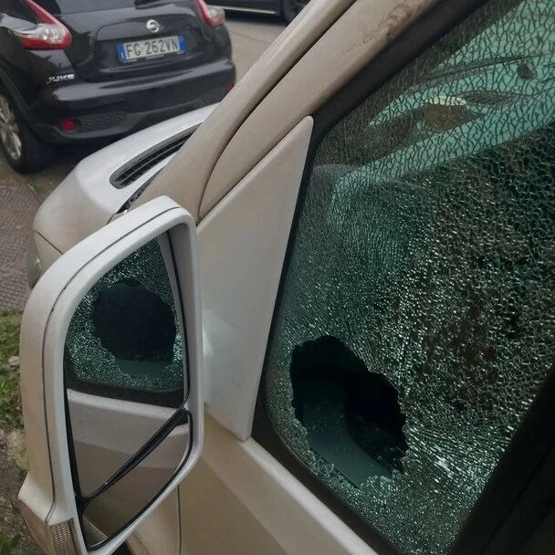 Артистка показала разбитое окно своего авто