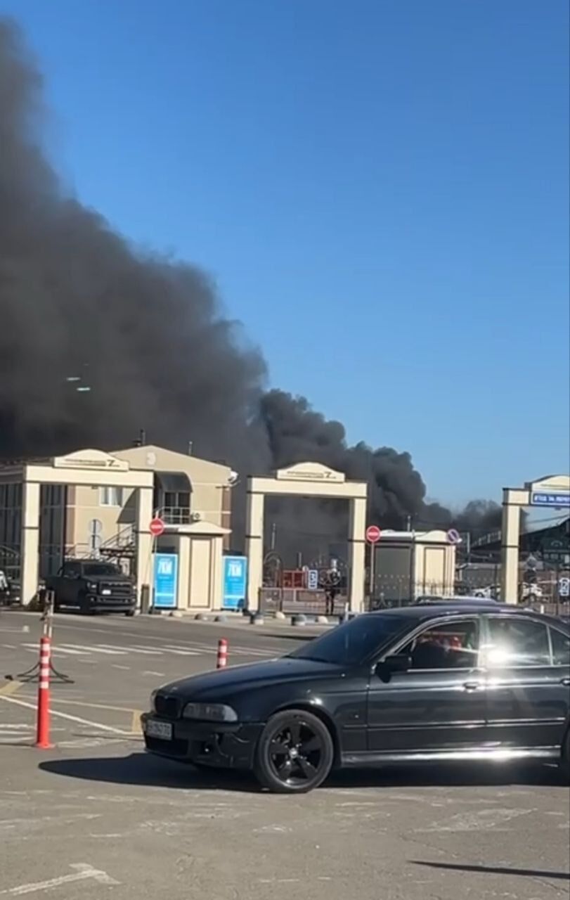 Під Одесою спалахнула масштабна пожежа на ринку ''7-й кілометр''