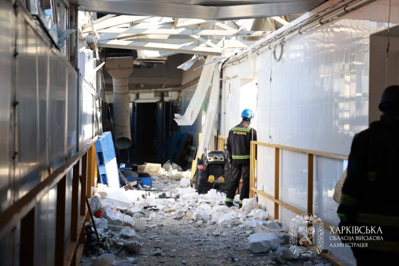 У мережі показали наслідки удару дрона по підприємству в Харкові: є загиблі та поранені (фото)