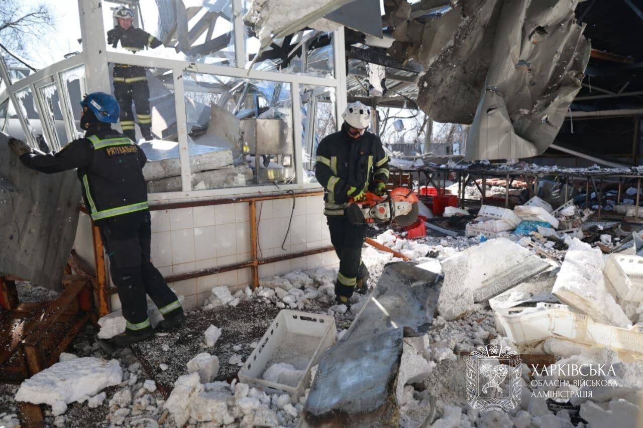 У мережі показали наслідки удару дрона по підприємству в Харкові: є загиблі та поранені (фото)