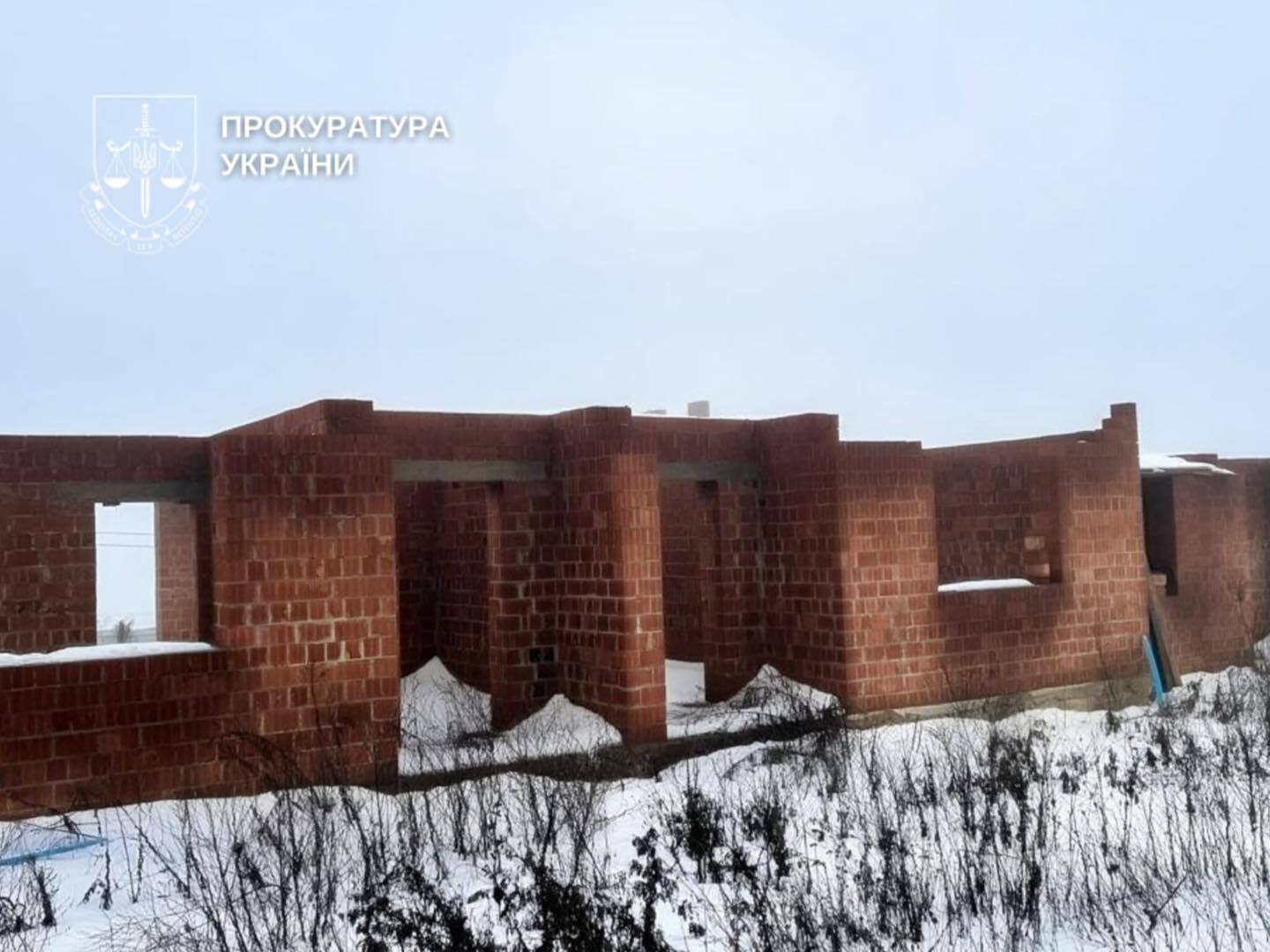 Строительная площадка ООО ''Захбудком'' в Черновцах: частично выполнены работы только для создания иллюзии застройки.