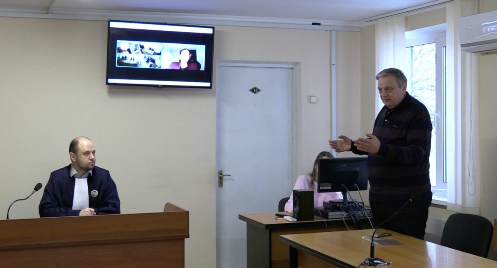 Олександр Супрунюк, суддя Безкровний і його помічниця у суді