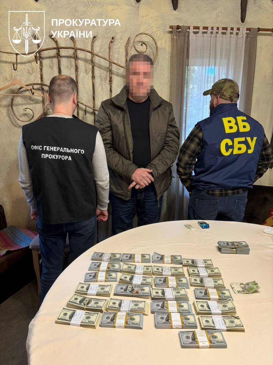 Двох посадовців СБУ затримано за хабар у понад 600 тис. доларів