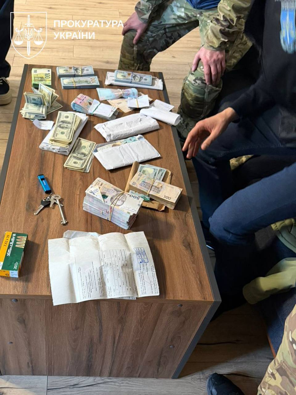 Двох посадовців СБУ затримано за хабар у понад 600 тис. доларів