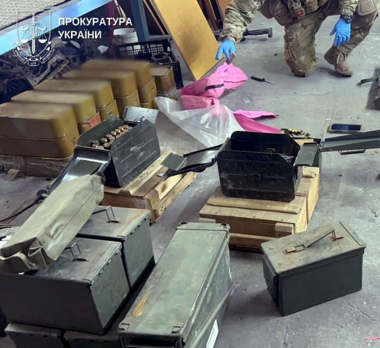 Гранатомети поштою та схрон на СТО: на Одещині викрили військових-зброярів