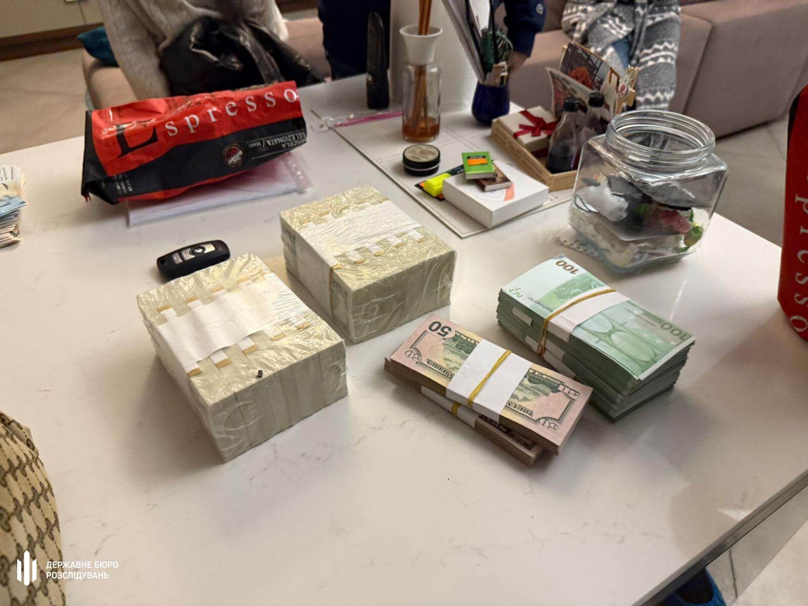 880 тисяч доларів і 202 тисячі євро передали АРМА: ДБР викрило незаконне збагачення екоінспекторки