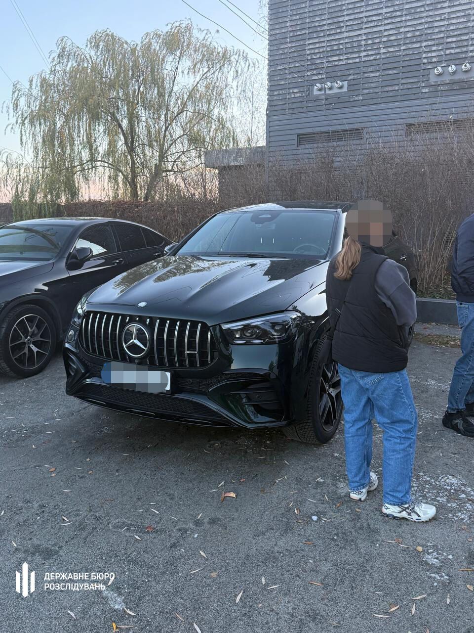 880 тисяч доларів і 202 тисячі євро передали АРМА: ДБР викрило незаконне збагачення екоінспекторки