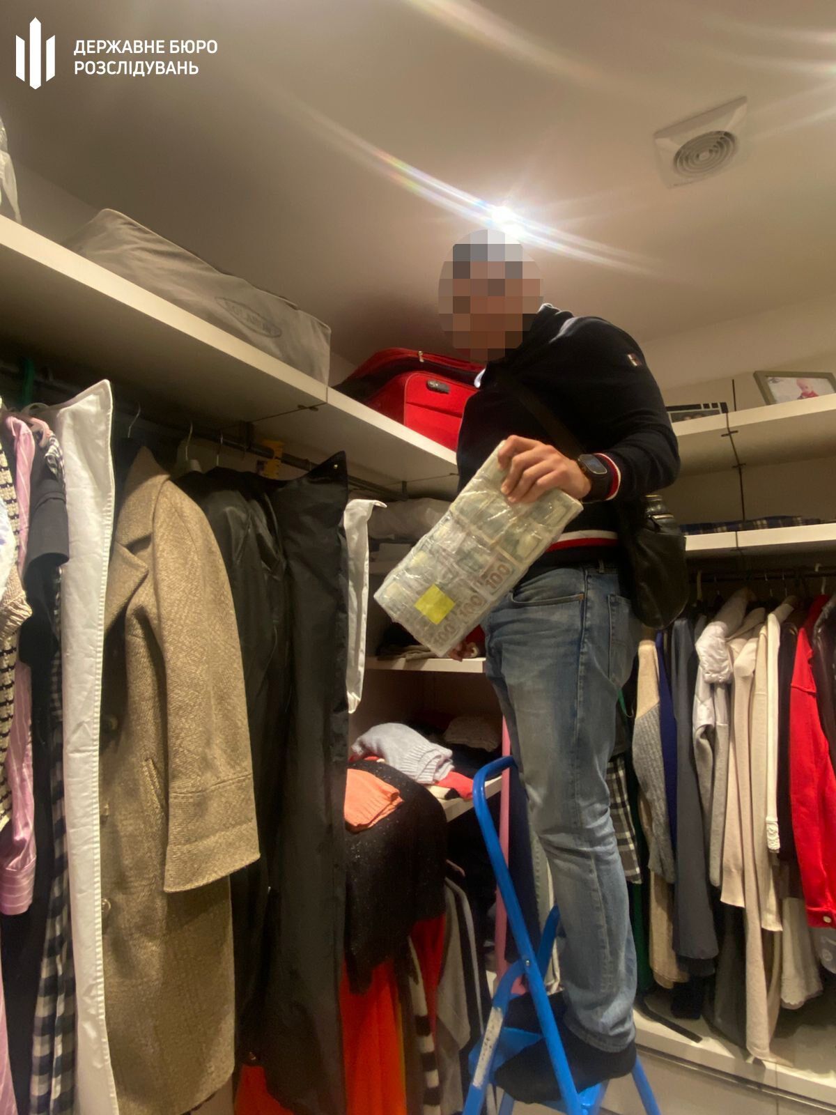 880 тисяч доларів і 202 тисячі євро передали АРМА: ДБР викрило незаконне збагачення екоінспекторки