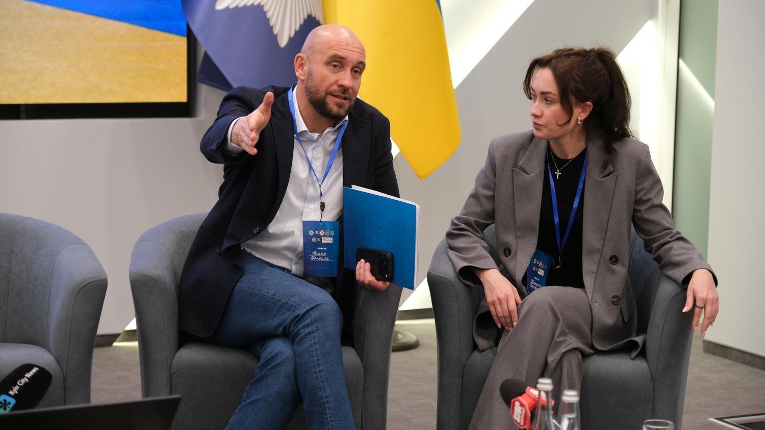 Роман Бочкала і Катерина Богадельнікова у процесі дискусії