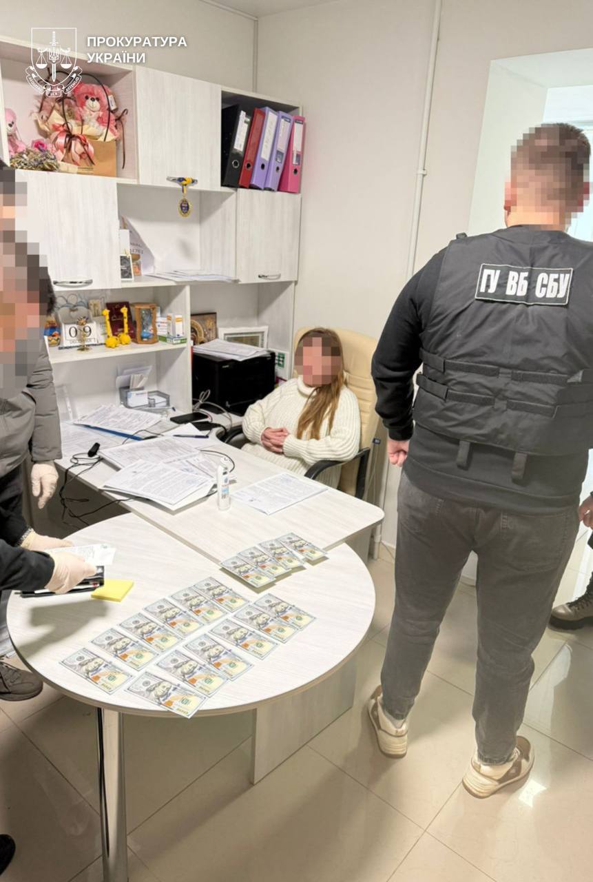 Майже 1 млн грн і сотні тисяч доларів: у Вінниці затримали медиків за підозрою у корупції quhiqkkiqdziqqehab