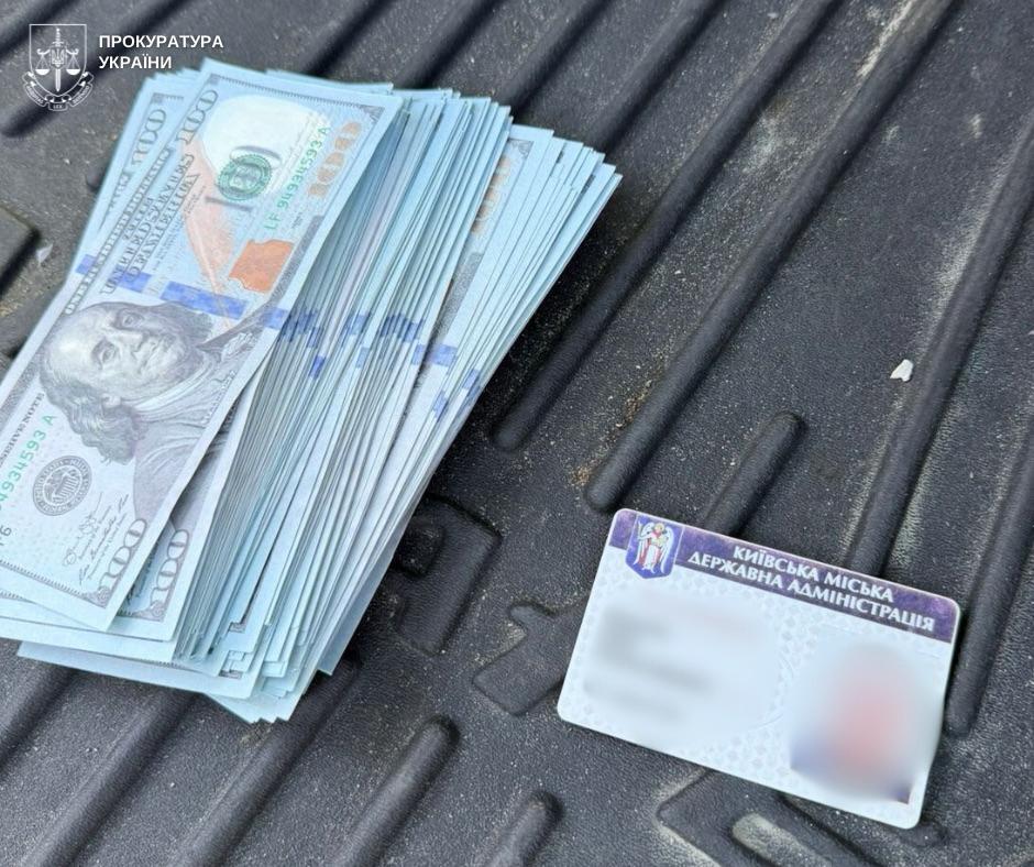 Бронь за гроші: у Києві ексдиректор КП ''продавав'' працевлаштування за 17 500 доларів