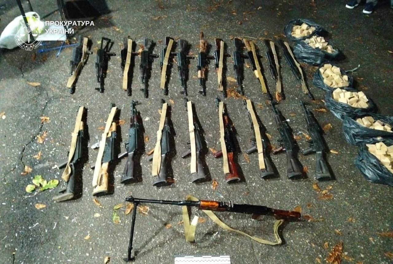 25 автоматів, кулемет і тисячі патронів: до суду скеровано справу про масштабний збут зброї по Україні