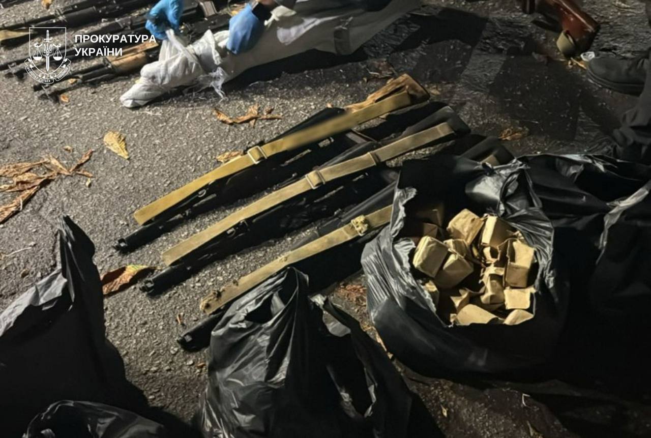 25 автоматів, кулемет і тисячі патронів: до суду скеровано справу про масштабний збут зброї по Україні