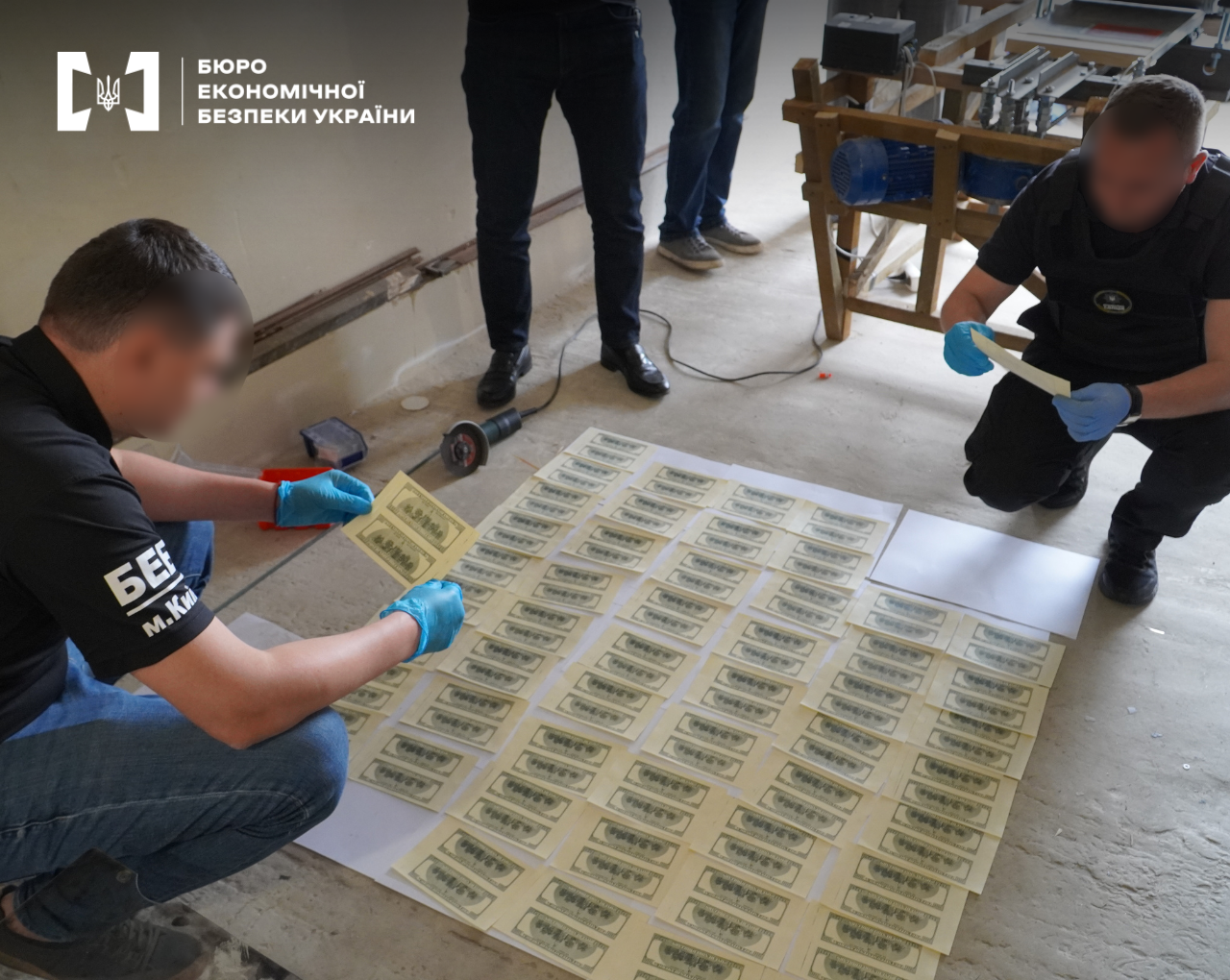 БЕБ викрило підпільну ''друкарню'' доларів у м.Київ