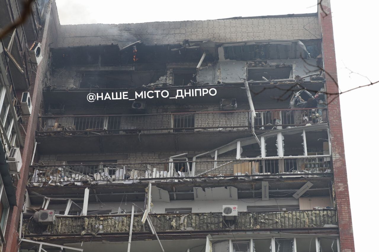 Троє поранених і пожежа: у Дніпрі дрон влучив у 14-поверховий будинок (оновлено)