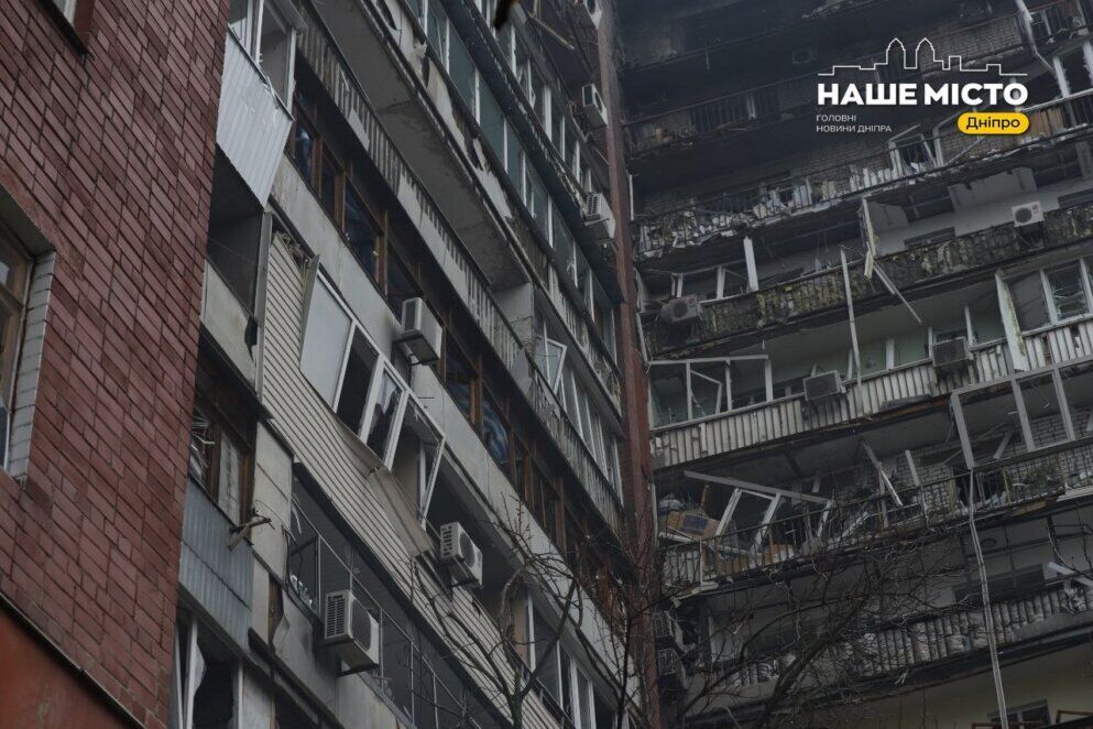 Троє поранених і пожежа: у Дніпрі дрон влучив у 14-поверховий будинок (оновлено)
