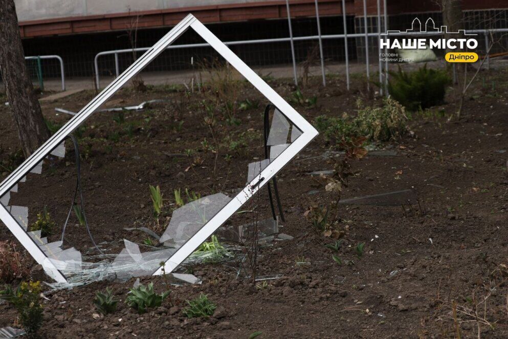 Троє поранених і пожежа: у Дніпрі дрон влучив у 14-поверховий будинок (оновлено)