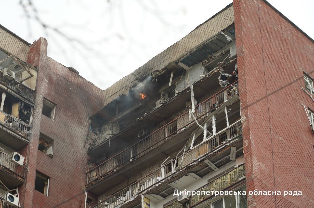 Троє поранених і пожежа: у Дніпрі дрон влучив у 14-поверховий будинок (оновлено)