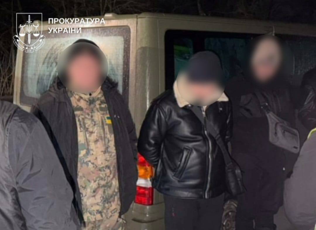 Викрито схему переправлення призовників за кордон: капелан маскував чоловіків у сітках