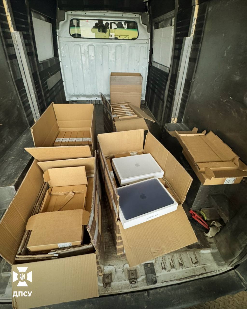 Водій ''фанат гаджетів'' намагався провезти через кордон 54 MacBook на 1,5 млн грн