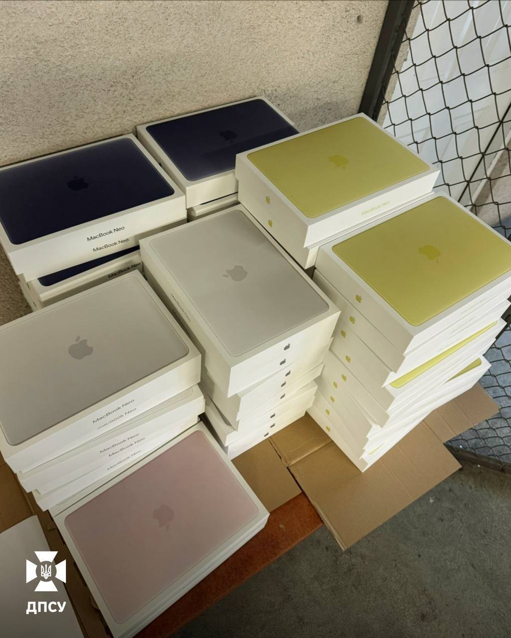 Водій ''фанат гаджетів'' намагався провезти через кордон 54 MacBook на 1,5 млн грн