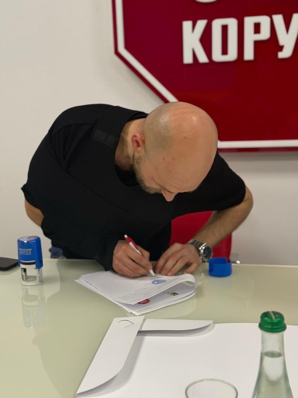 Игорь Бондарчук подписывает меморандум