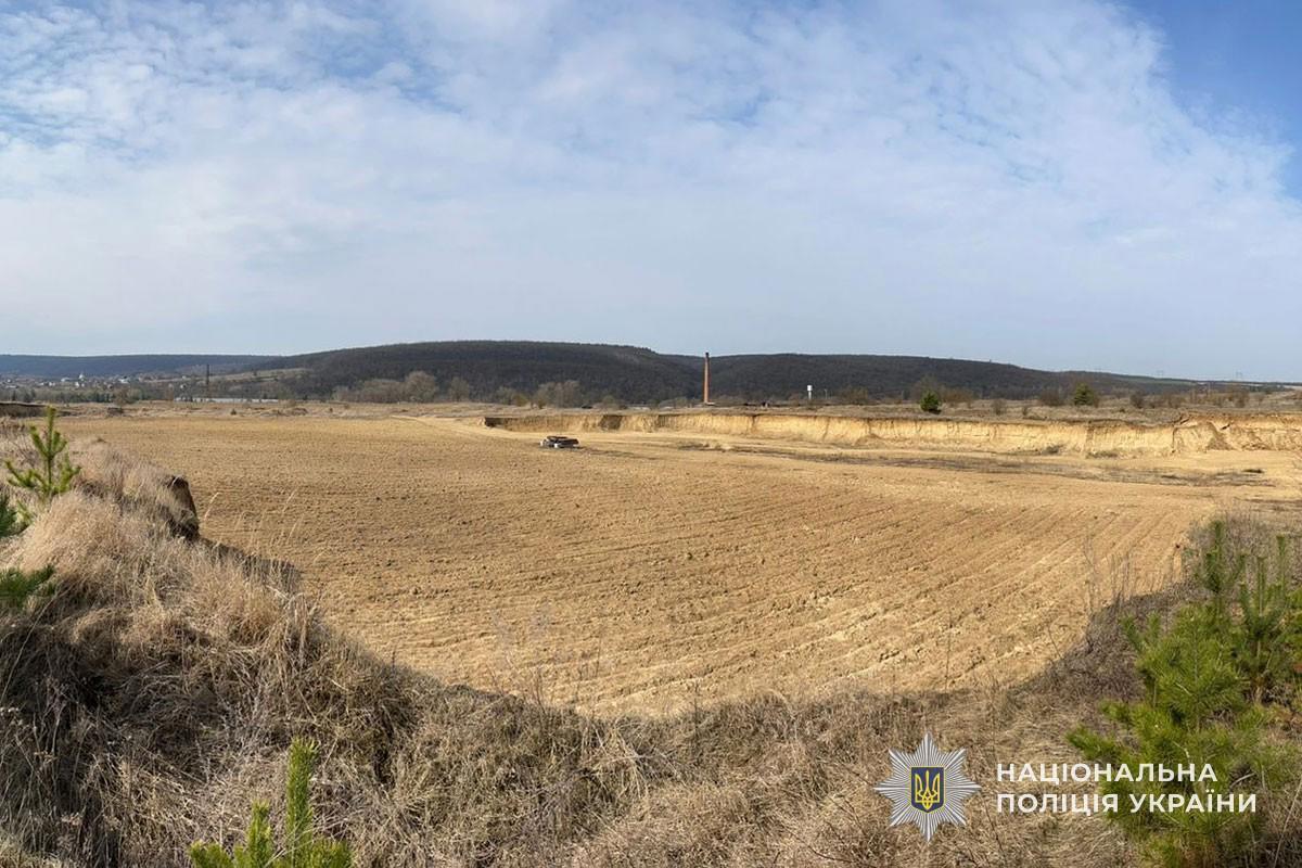 На Тернопільщині директор заводу підозрюється у масштабному незаконному видобутку супіску: збитки довкіллю понад 52 млн грн
