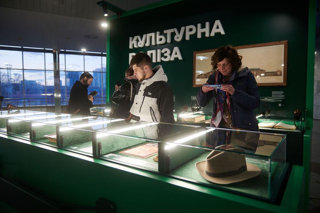 На киевском вокзале открыли выставку Культурный чемодан