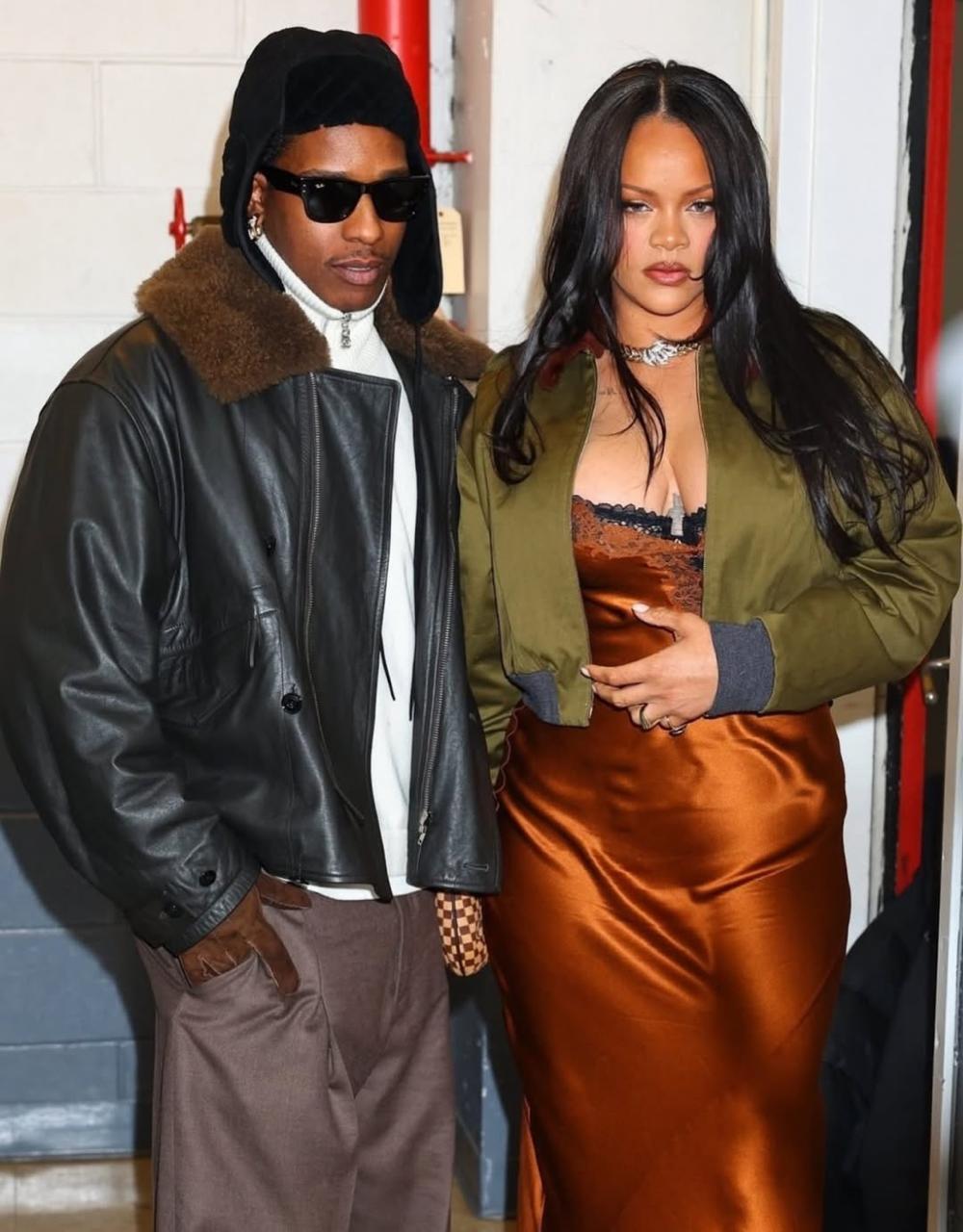 По будинку Ріанни стріляла 30-річна жінка, поки співачка була всередині