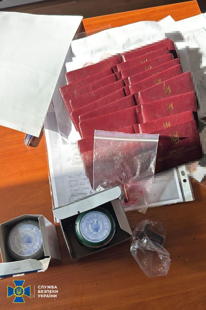 $3–5 тысяч за ''удостоверение СБУ'': правоохранители разоблачили масштабную схему