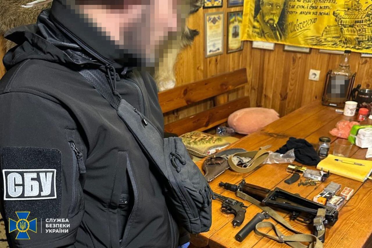 Более 11,5 тысячи патронов, автоматы и взрывчатка: правоохранители прекратили незаконное обращение оружия