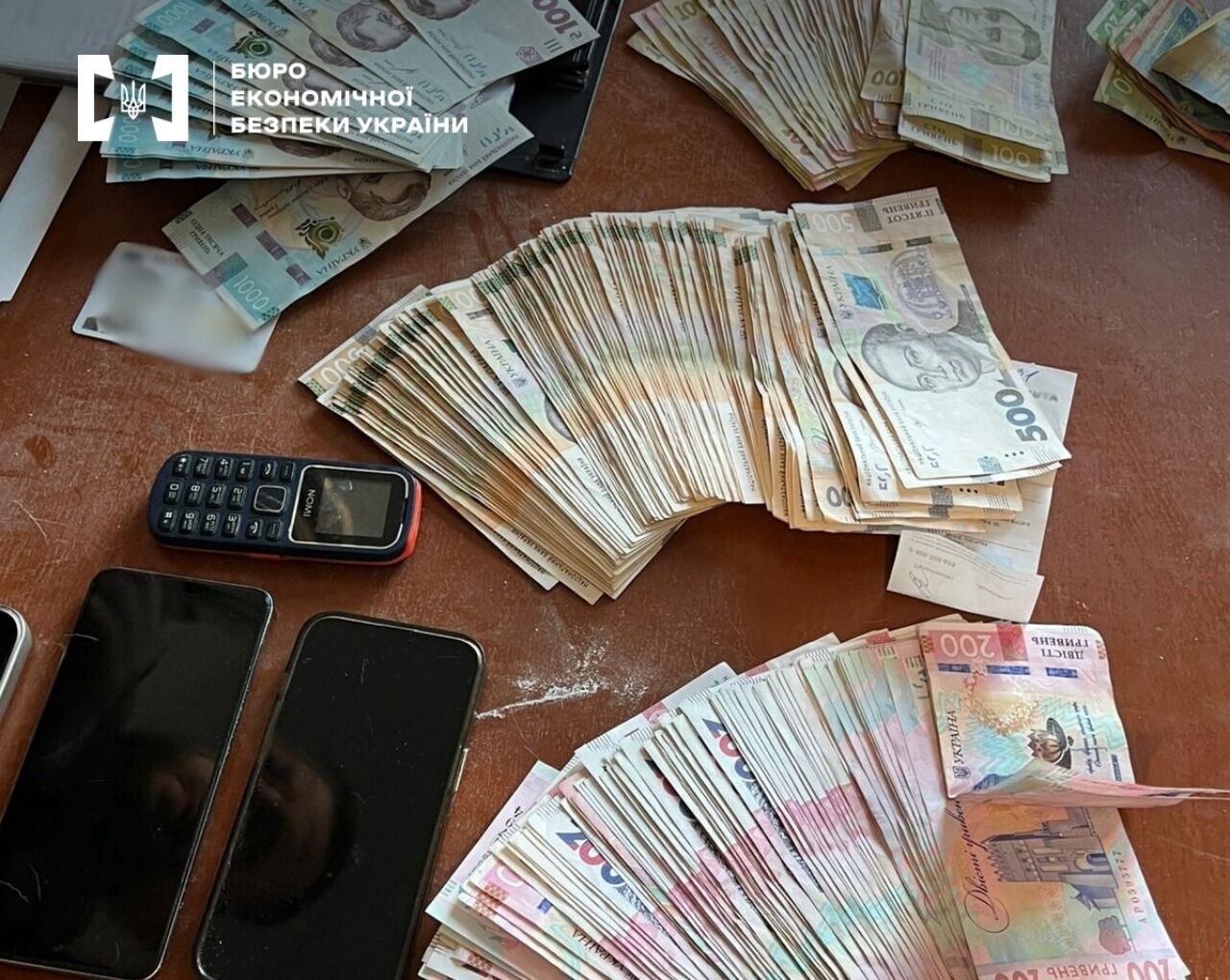 БЕБ на Полтавщині викрили масштабну підпільну тютюнову фабрику