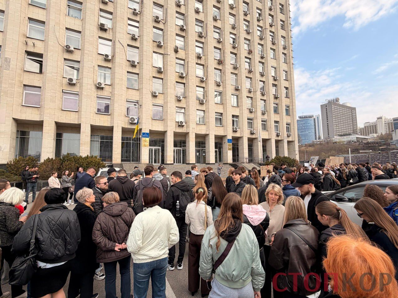 ''Риган – наш ректор'': студенти НУФВСУ пікетують Мінспорту після відходу в.о. Радченка