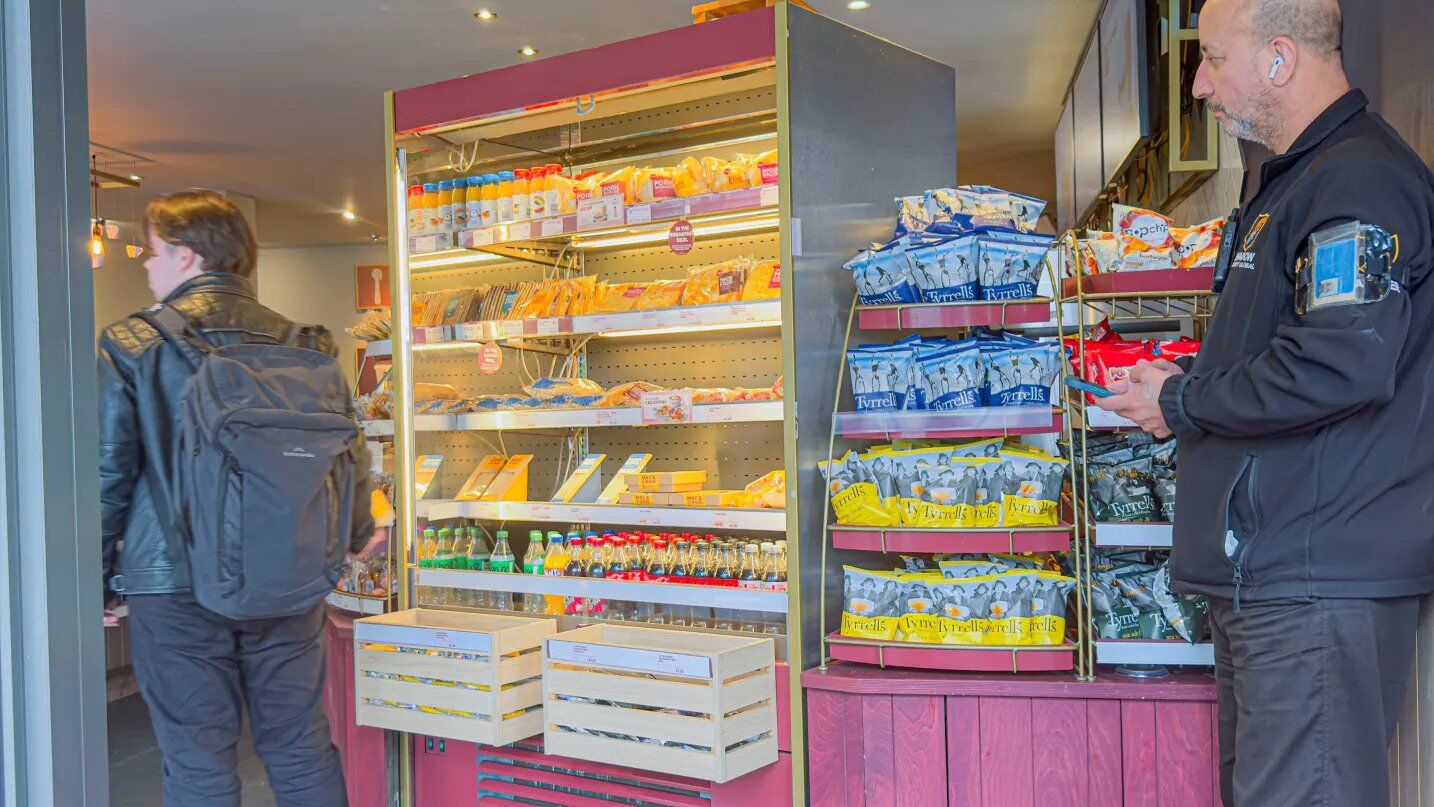 Охоронець пильнує за злодіями