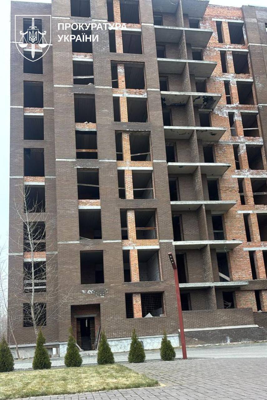 По версии следствия, фигуранты собирали с граждан паевые взносы под обещания новых квартир, но жилье так и не достроили