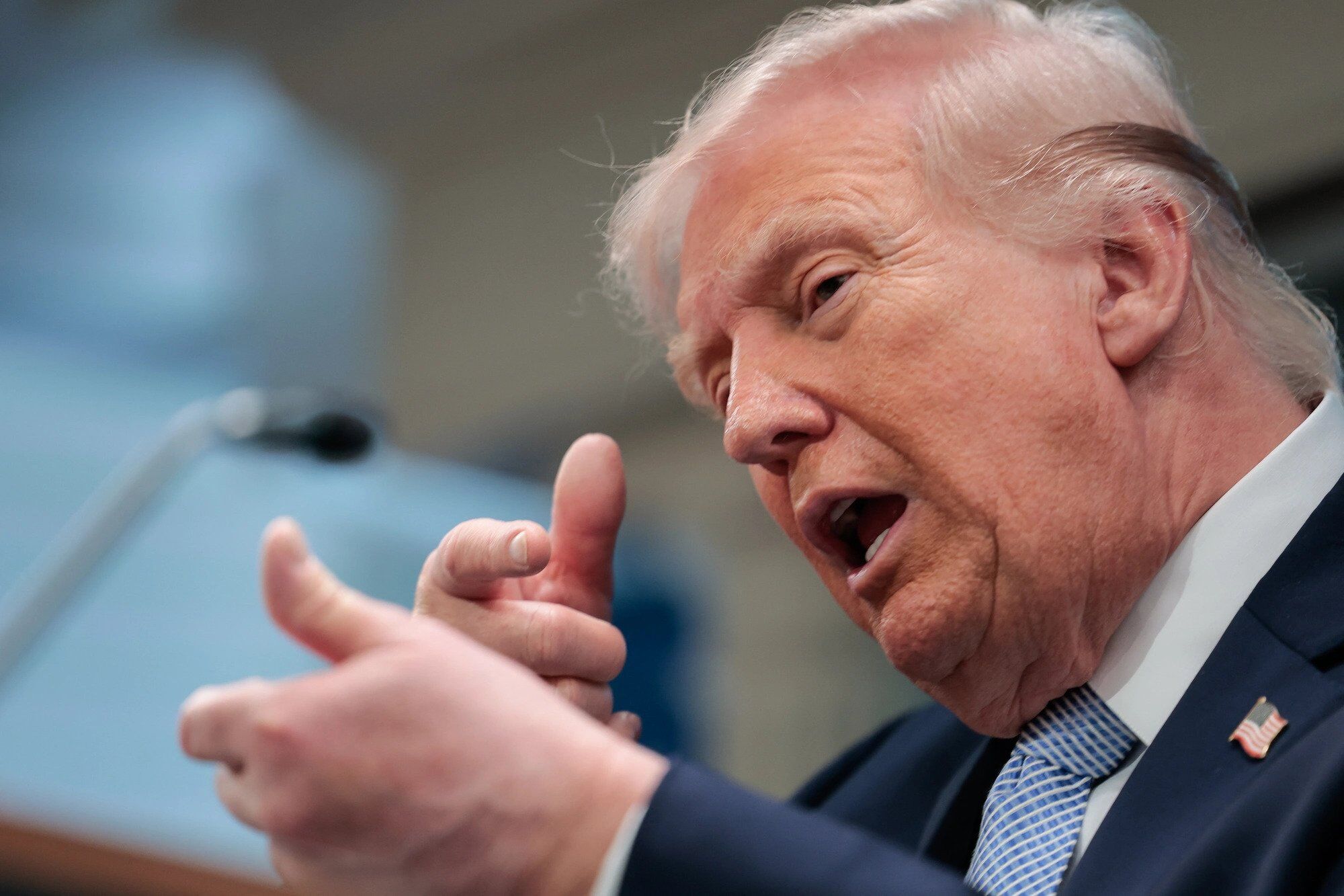 Дональд Трамп стріляє