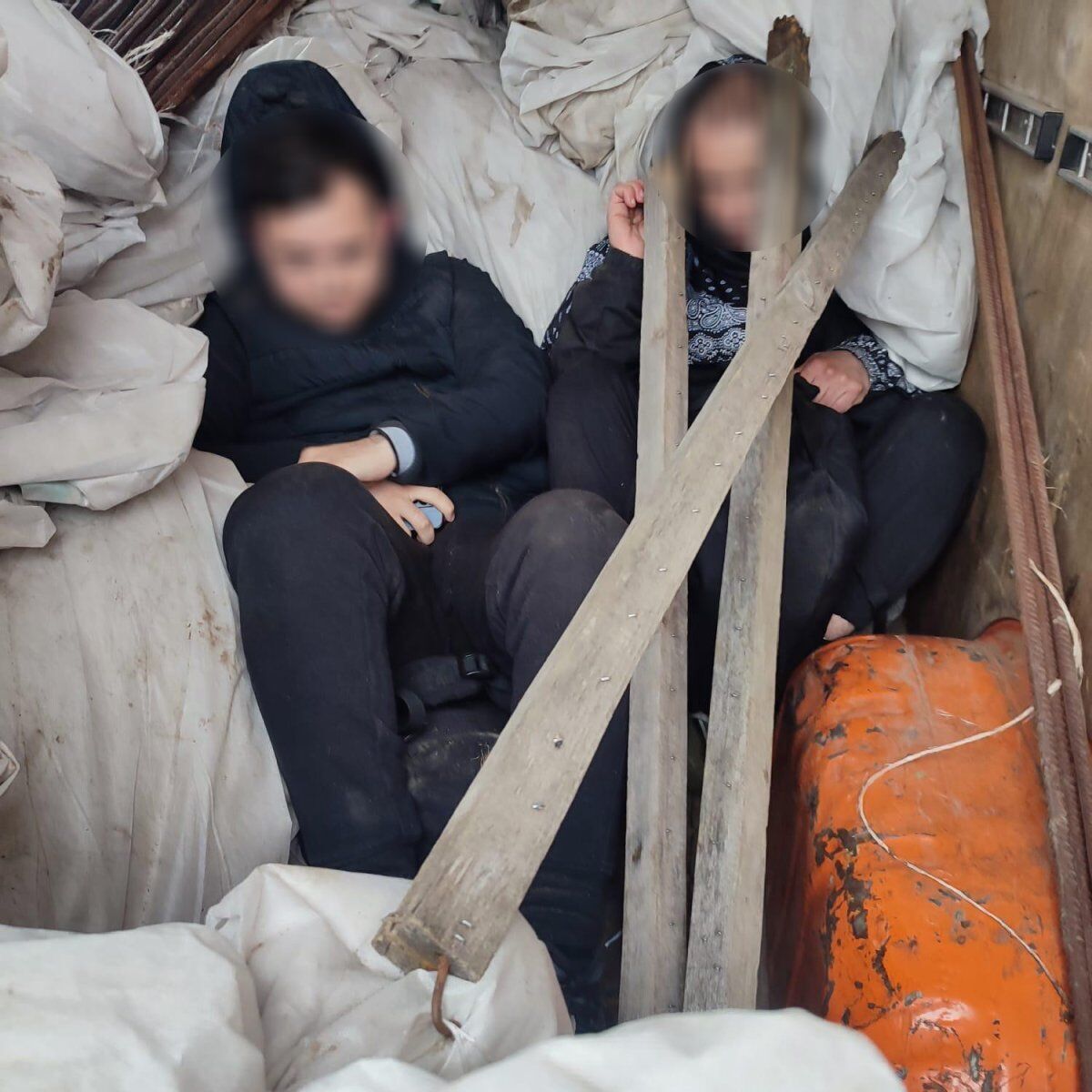 Стройматериалы как прикрытие: в Житомирской области мужчин перевозили в багажнике авто