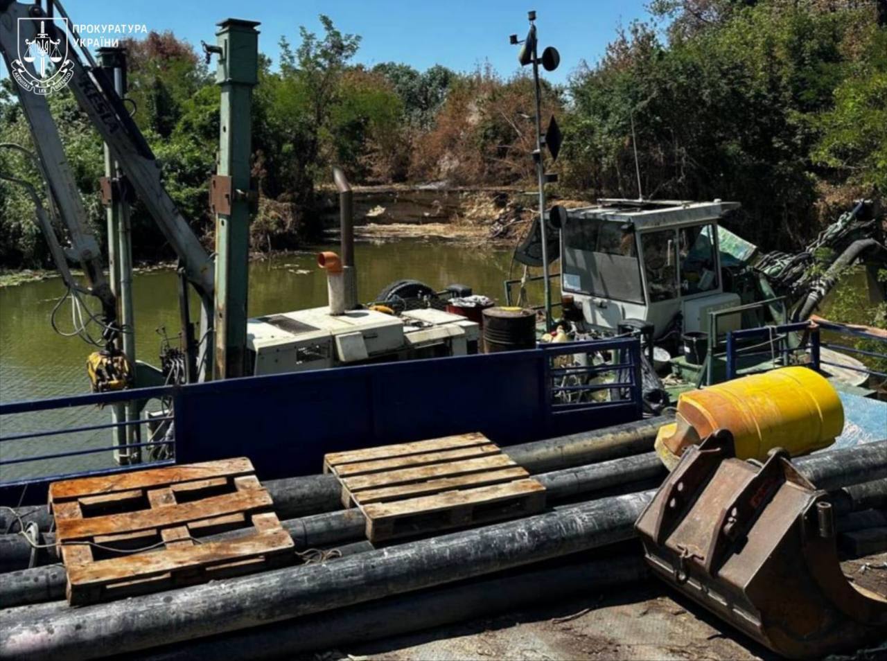 Скандал на миллионы: из Дуная незаконно добывали песок для частного терминала — причастный мэр