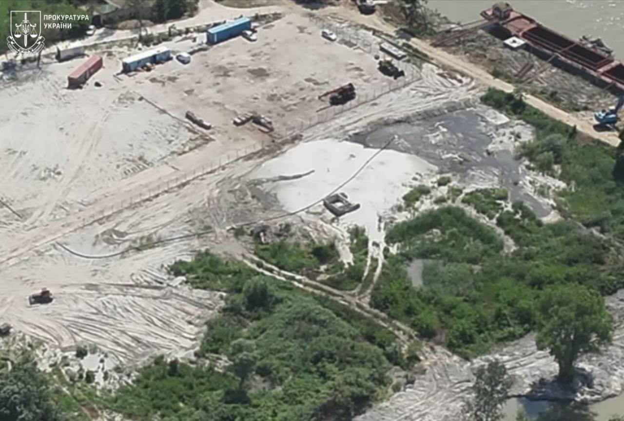 Скандал на миллионы: из Дуная незаконно добывали песок для частного терминала — причастный мэр