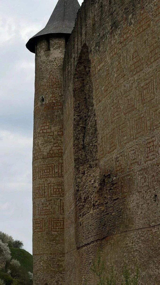 Хотинская крепость разрушается