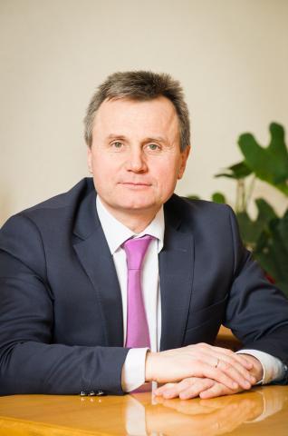 Миллионы на ''резине'' и активы семьи: на чем зарабатывает директор ИМО КНУ Копейка?