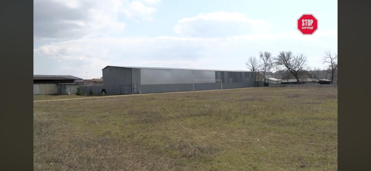 Стадион под ангар: как чиновница Госгеокадастра Оксана Ястреб ''переписала'' детскую площадку в Томиловке