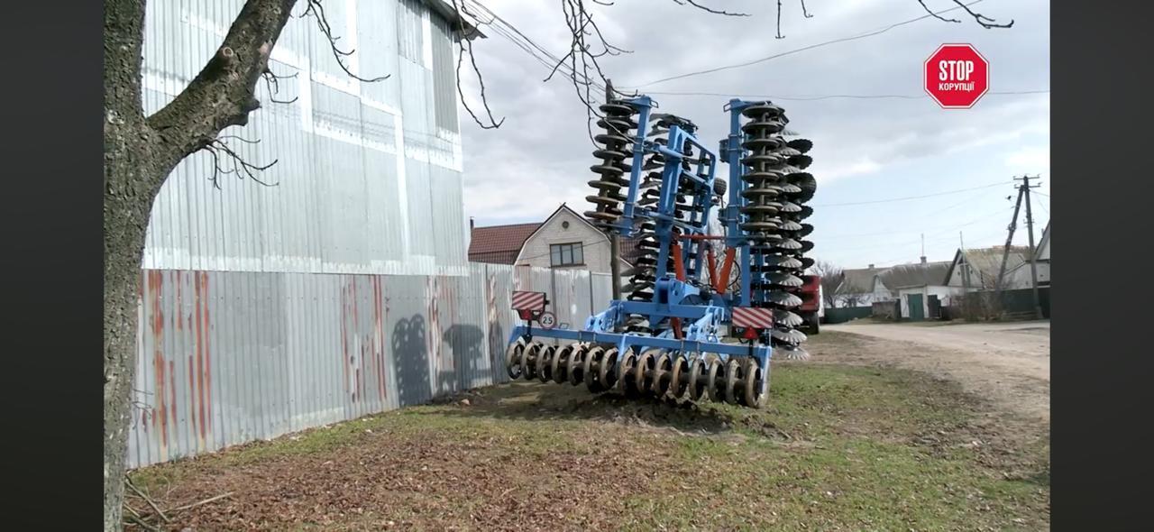 Стадион, которого больше нет: как часть детской площадки в Томиловке стала частным участком с ангаром