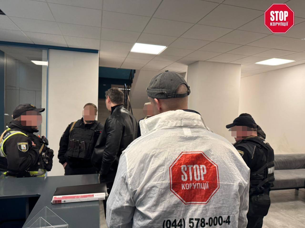 Викрито черговий шахрайський кол-центр у центрі Києва: що відомо про аферу на Жилянській